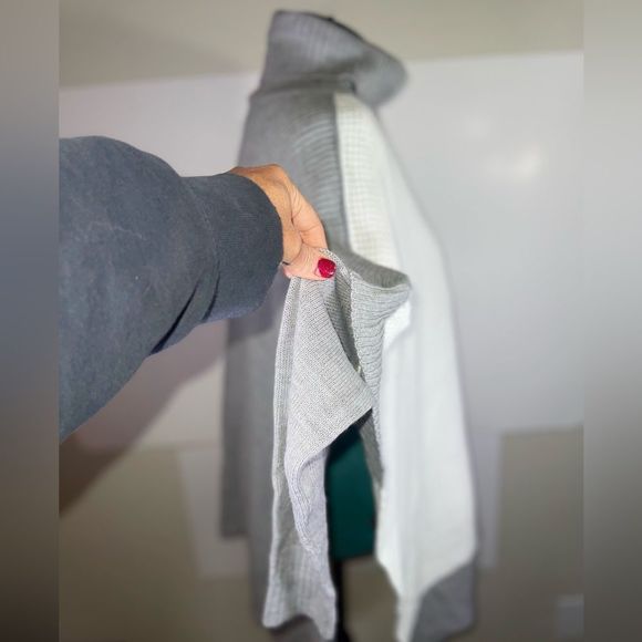 LA CLASSE COUTURE Kiara Poncho Size M/L - Picture 3 of 16